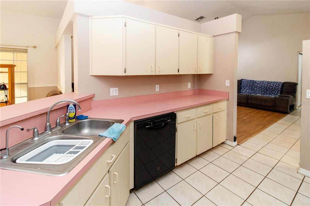 For Sale: $315,000 (3 beds, 2 baths, 1548 Square Feet)