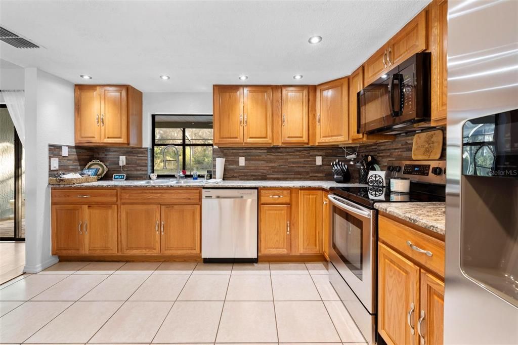 Active With Contract: $324,999 (3 beds, 2 baths, 1554 Square Feet)