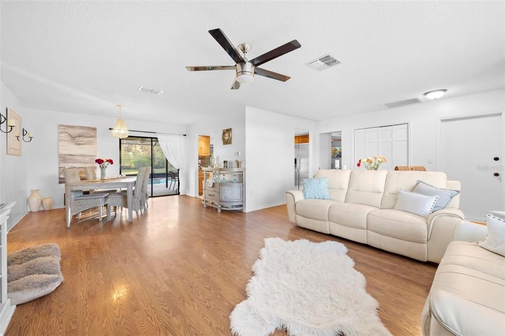 Active With Contract: $324,999 (3 beds, 2 baths, 1554 Square Feet)