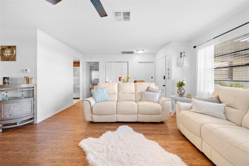 Active With Contract: $324,999 (3 beds, 2 baths, 1554 Square Feet)