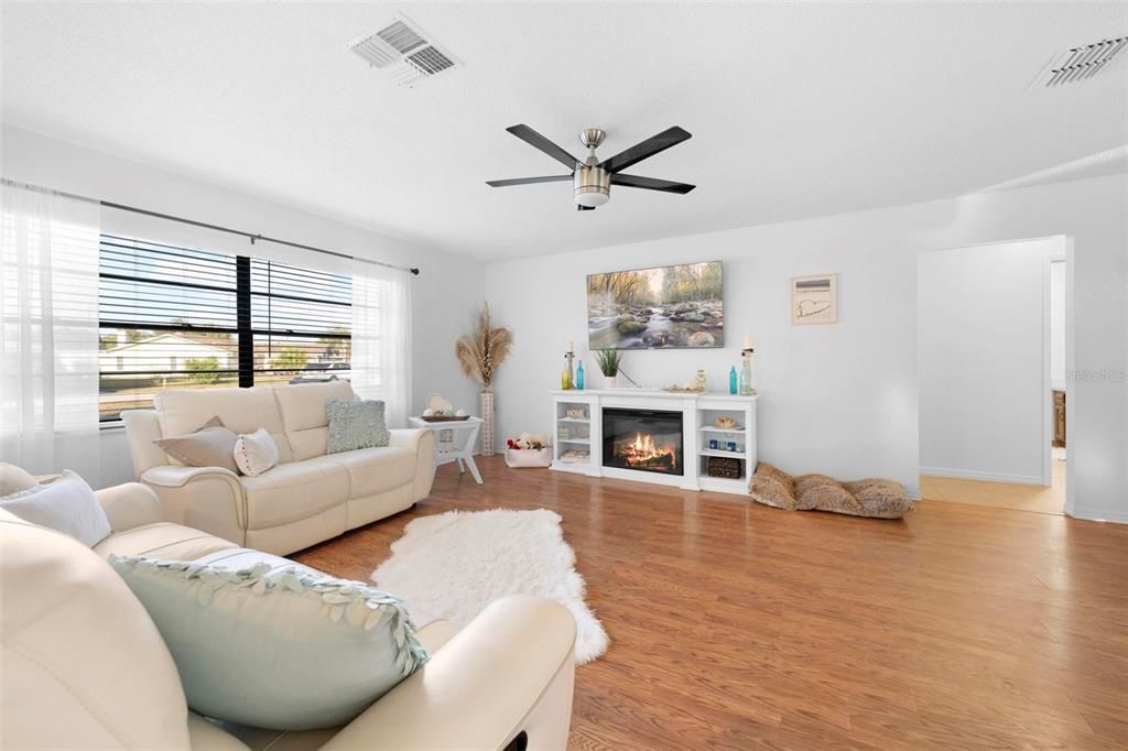 Active With Contract: $324,999 (3 beds, 2 baths, 1554 Square Feet)