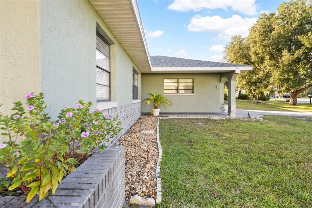 Active With Contract: $324,999 (3 beds, 2 baths, 1554 Square Feet)