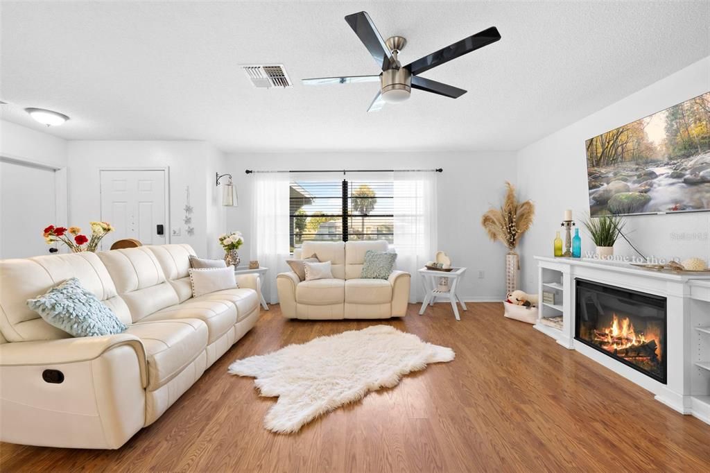 Active With Contract: $324,999 (3 beds, 2 baths, 1554 Square Feet)