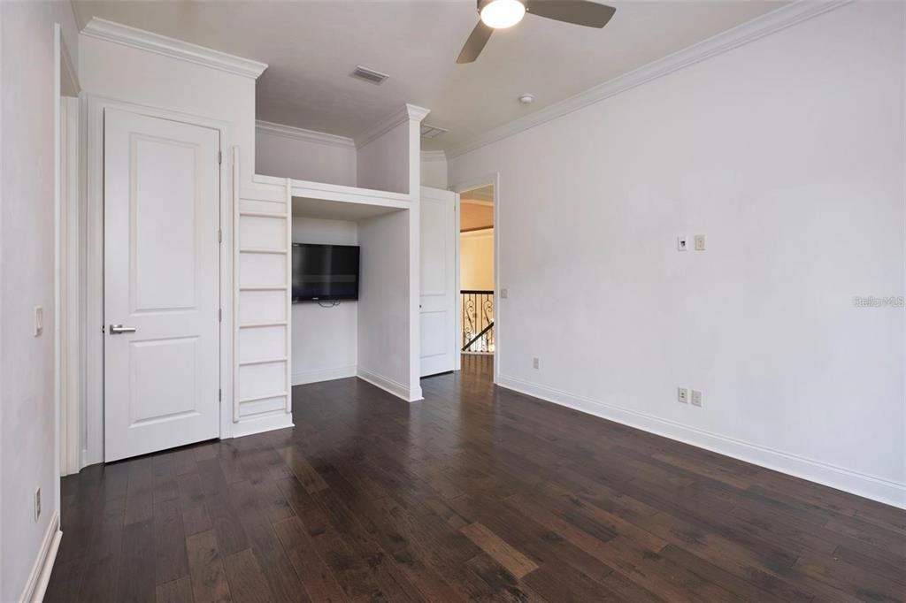 For Rent: $6,800 (6 beds, 5 baths, 5628 Square Feet)