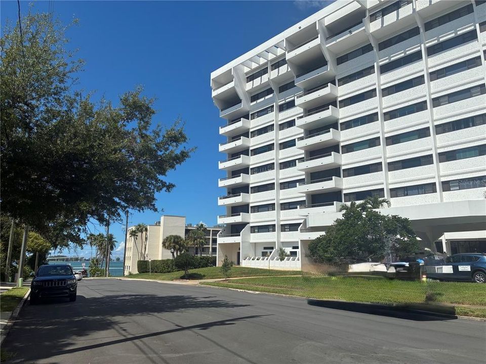 合同活跃: $2,400 (2 贝兹, 2 浴室, 1290 平方英尺)