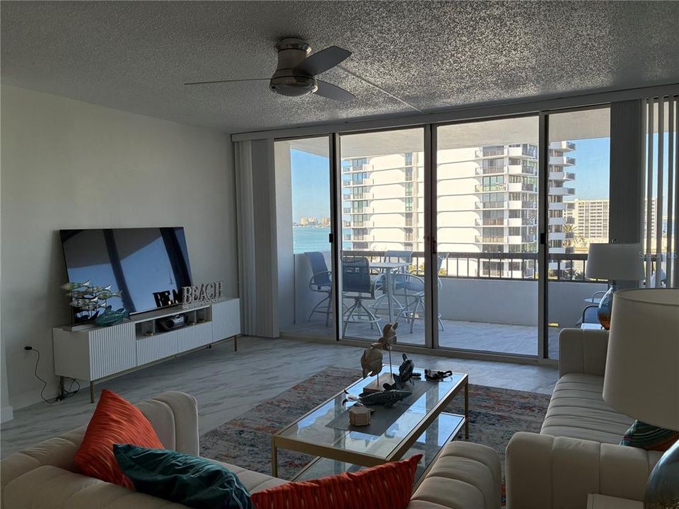 合同活跃: $2,400 (2 贝兹, 2 浴室, 1290 平方英尺)