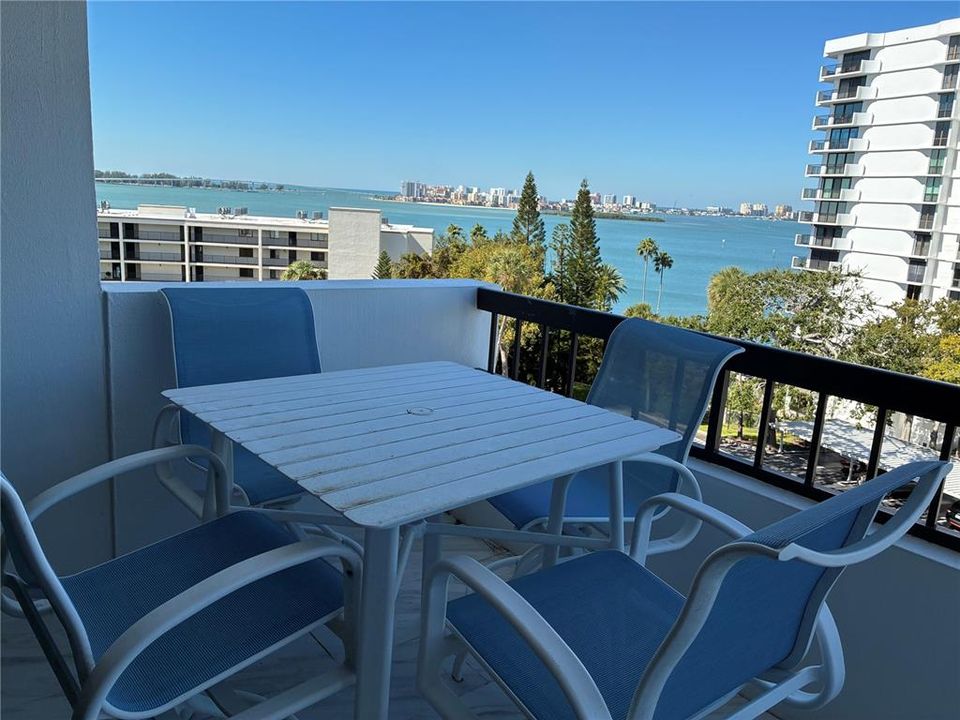 合同活跃: $2,400 (2 贝兹, 2 浴室, 1290 平方英尺)