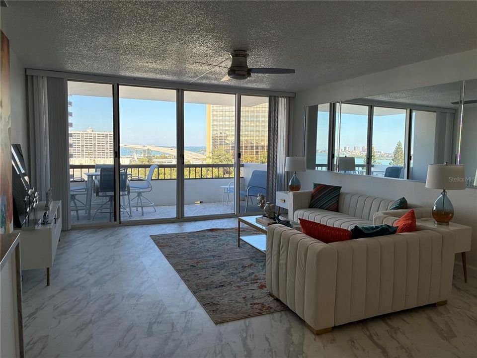 合同活跃: $2,400 (2 贝兹, 2 浴室, 1290 平方英尺)