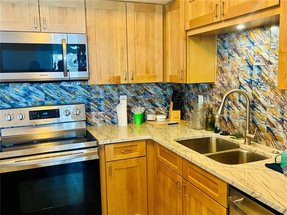 合同活跃: $2,400 (2 贝兹, 2 浴室, 1290 平方英尺)