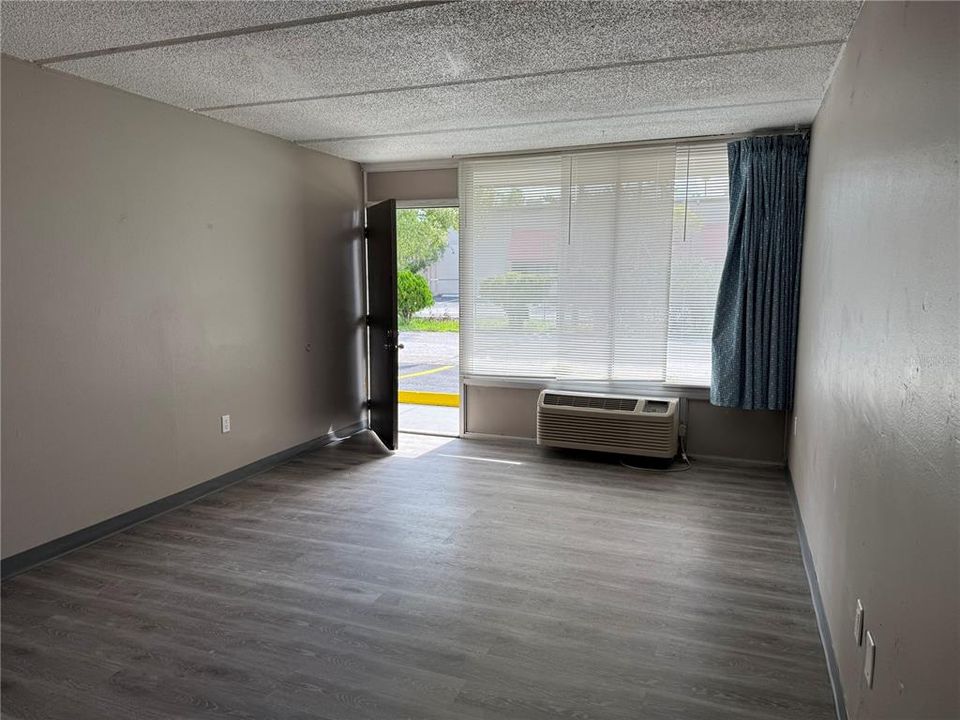 For Rent: $795 (0 beds, 1 baths, 350 Square Feet)