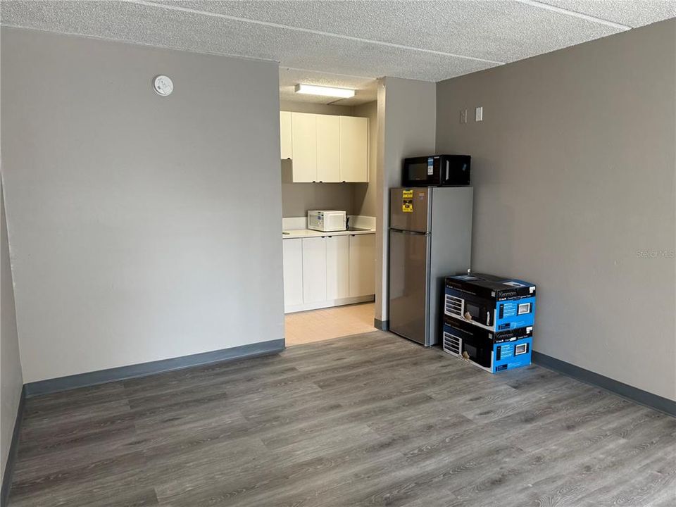 For Rent: $795 (0 beds, 1 baths, 350 Square Feet)