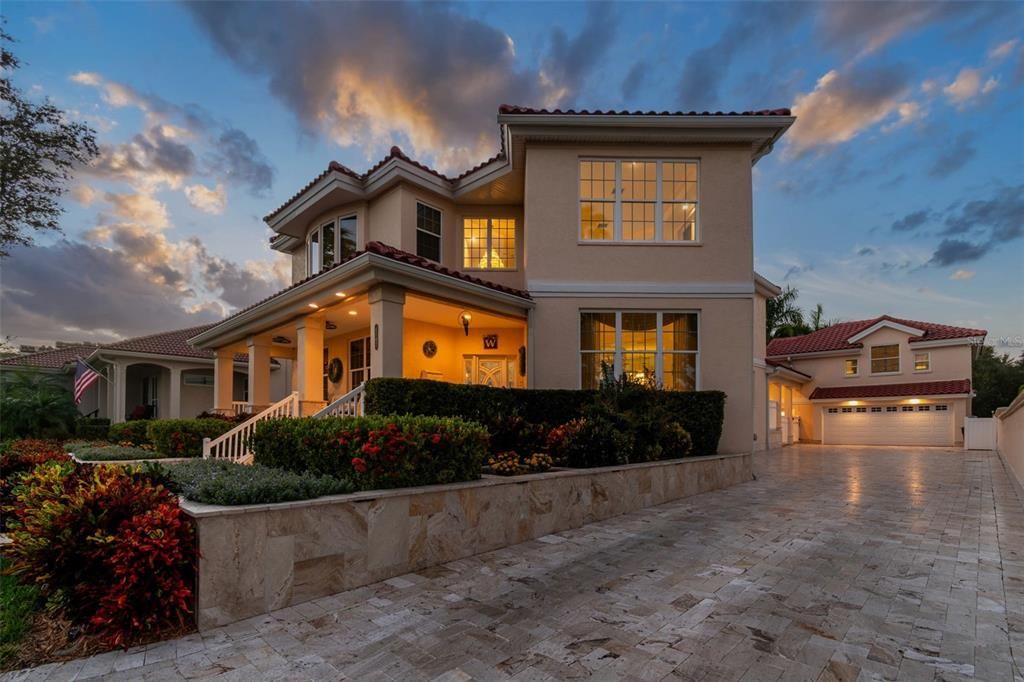 En Venta: $2,299,000 (3 camas, 3 baños, 4950 Pies cuadrados)