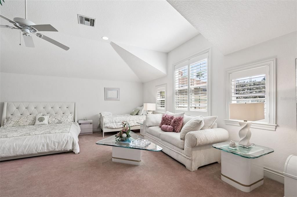 En Venta: $2,299,000 (3 camas, 3 baños, 4950 Pies cuadrados)