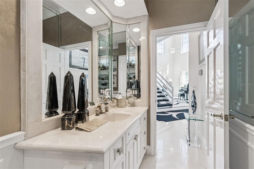 En Venta: $2,299,000 (3 camas, 3 baños, 4950 Pies cuadrados)