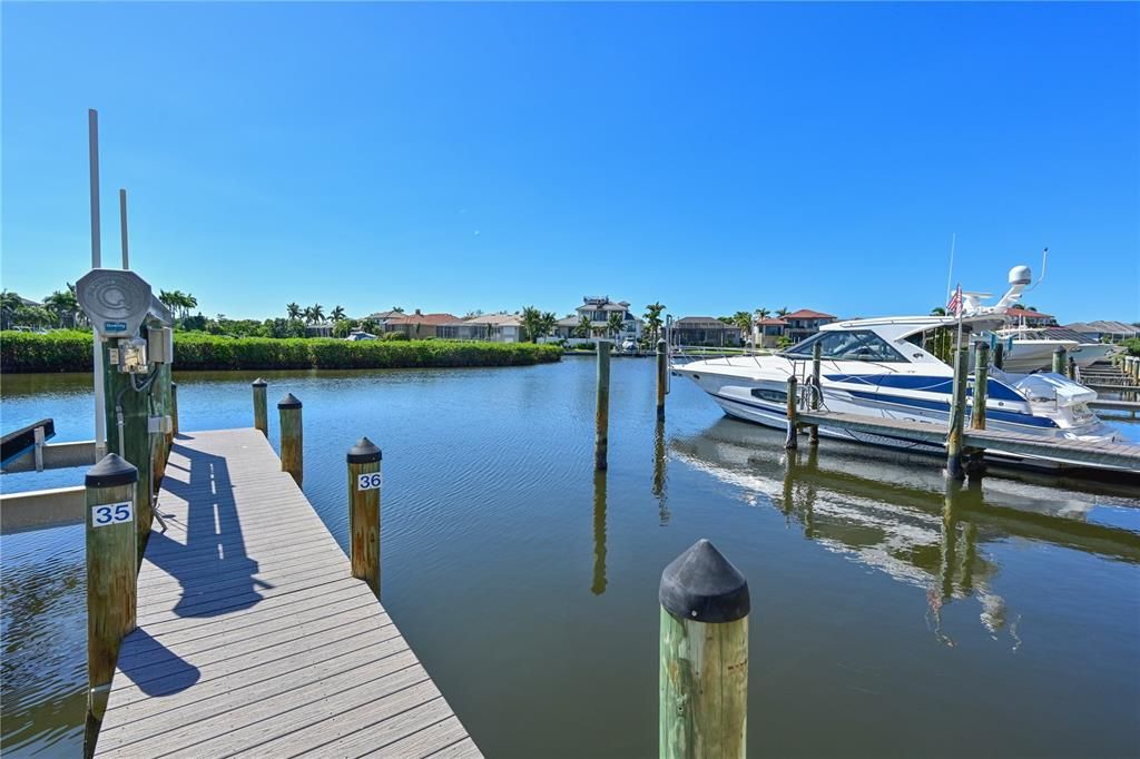 待售: $500,000 (0.37 acres)