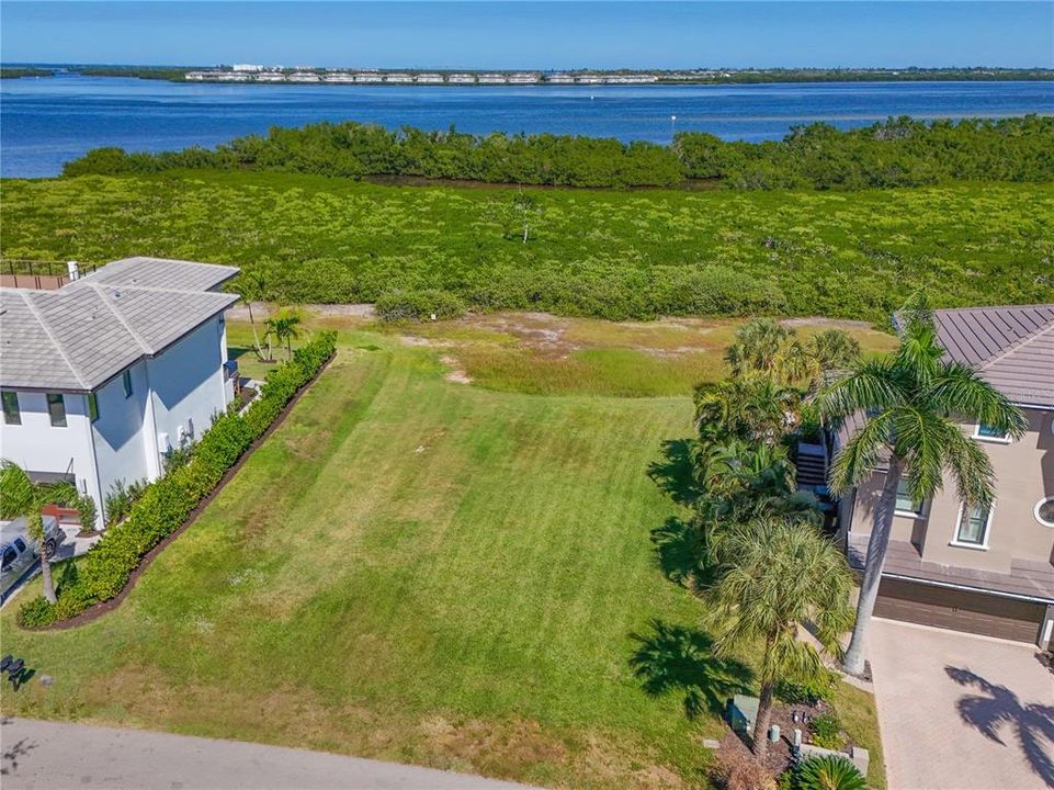 待售: $500,000 (0.37 acres)