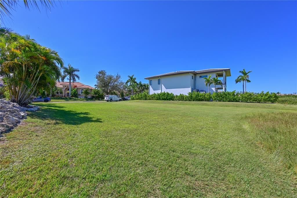 待售: $500,000 (0.37 acres)