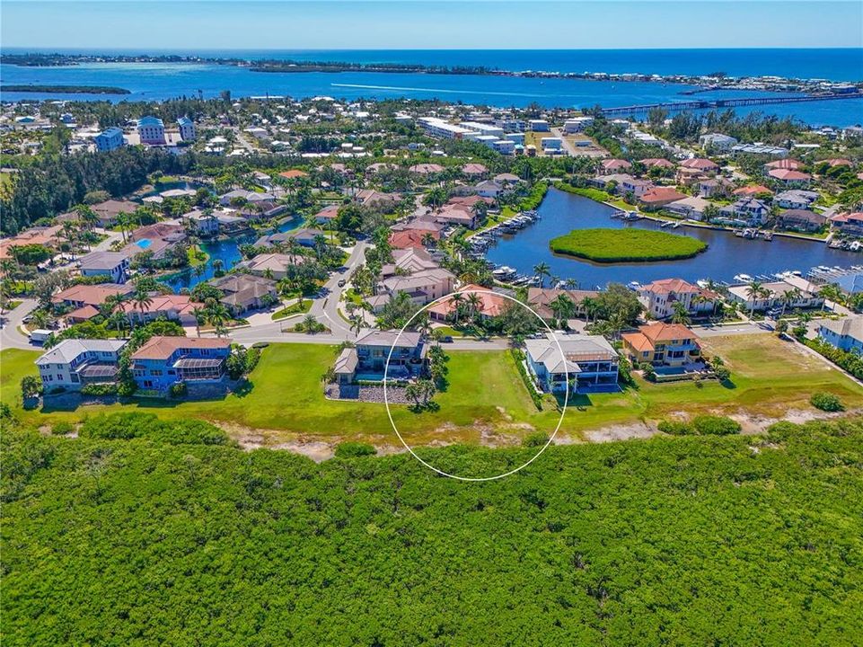 待售: $500,000 (0.37 acres)