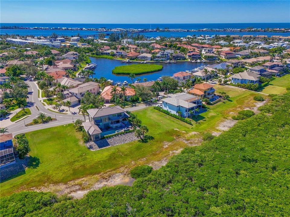 待售: $500,000 (0.37 acres)