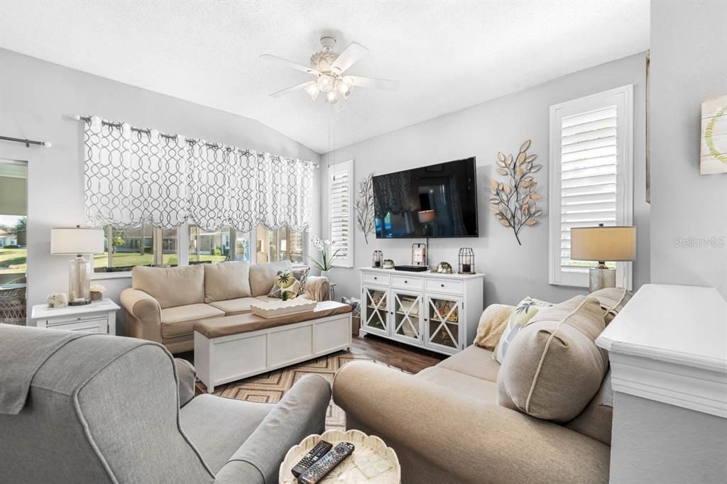 Active With Contract: $2,400 (2 beds, 2 baths, 1284 Square Feet)