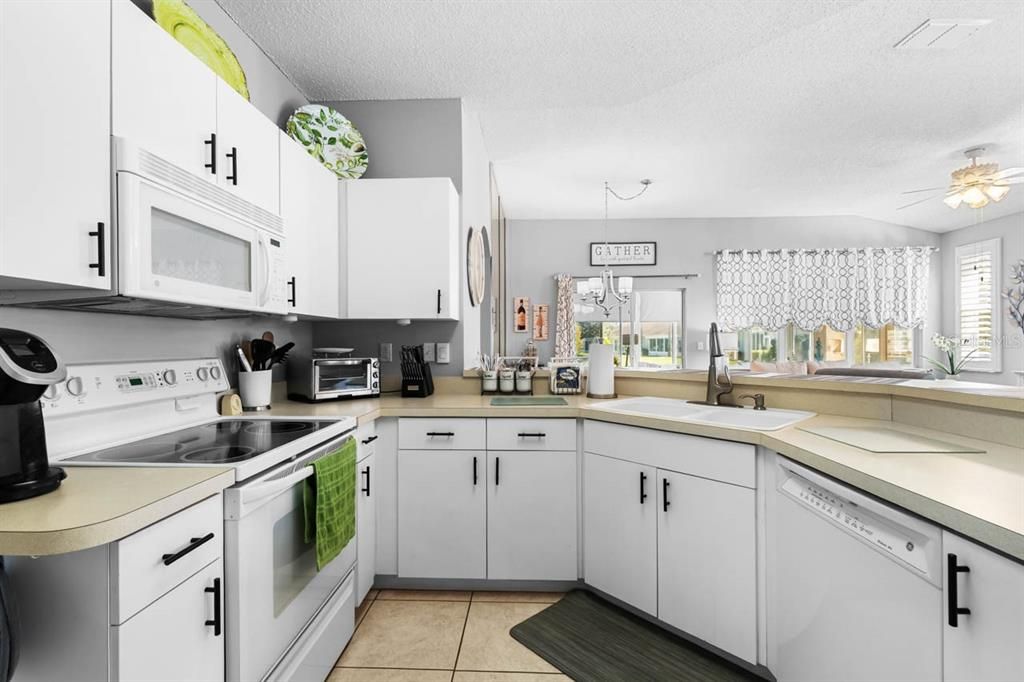 Active With Contract: $2,400 (2 beds, 2 baths, 1284 Square Feet)