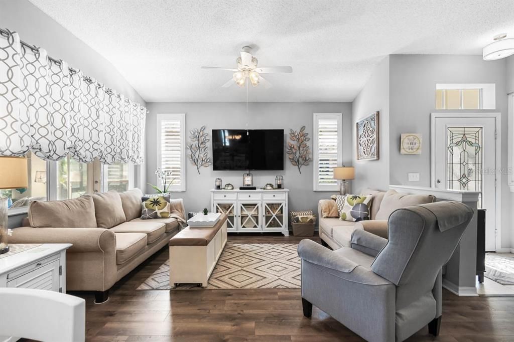 Active With Contract: $2,400 (2 beds, 2 baths, 1284 Square Feet)