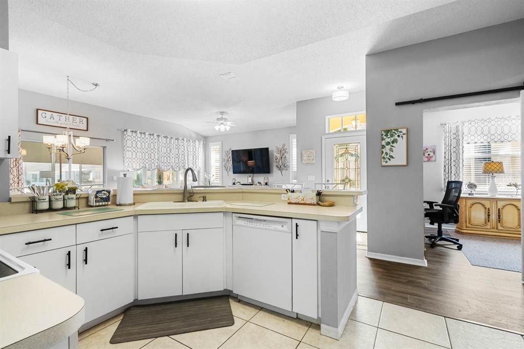 Active With Contract: $2,400 (2 beds, 2 baths, 1284 Square Feet)