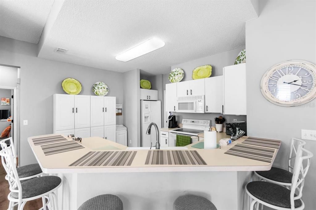 Active With Contract: $2,400 (2 beds, 2 baths, 1284 Square Feet)