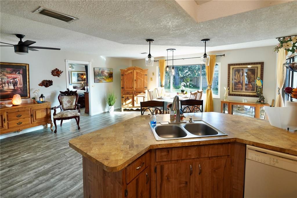 待售: $265,000 (2 贝兹, 2 浴室, 1380 平方英尺)