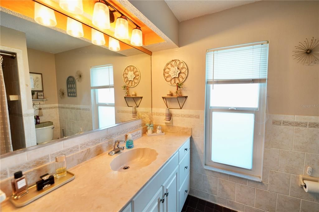 待售: $265,000 (2 贝兹, 2 浴室, 1380 平方英尺)