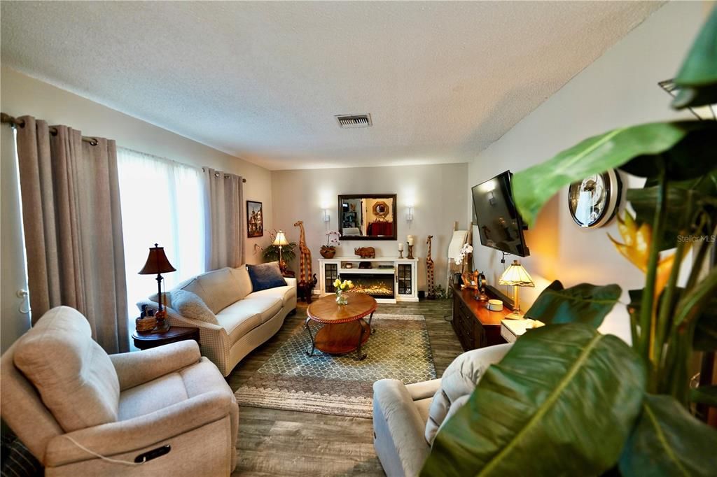 待售: $265,000 (2 贝兹, 2 浴室, 1380 平方英尺)