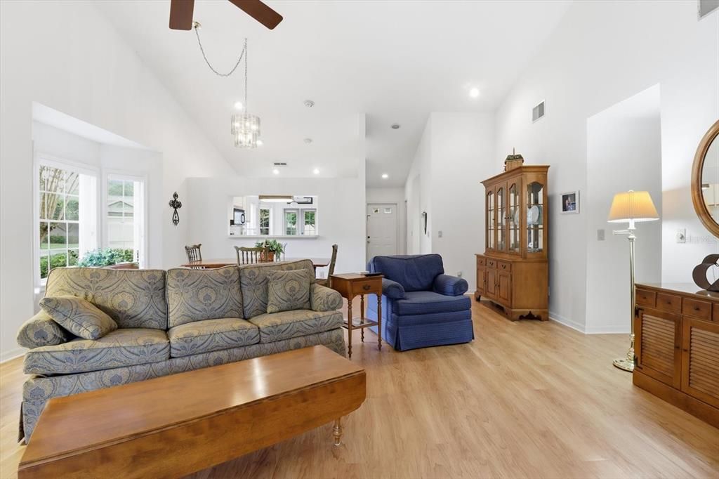 待售: $254,000 (2 贝兹, 2 浴室, 1507 平方英尺)