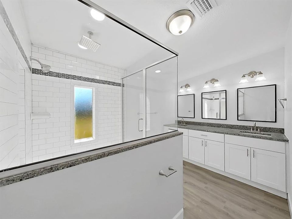 合同活跃: $250,000 (4 贝兹, 3 浴室, 2263 平方英尺)