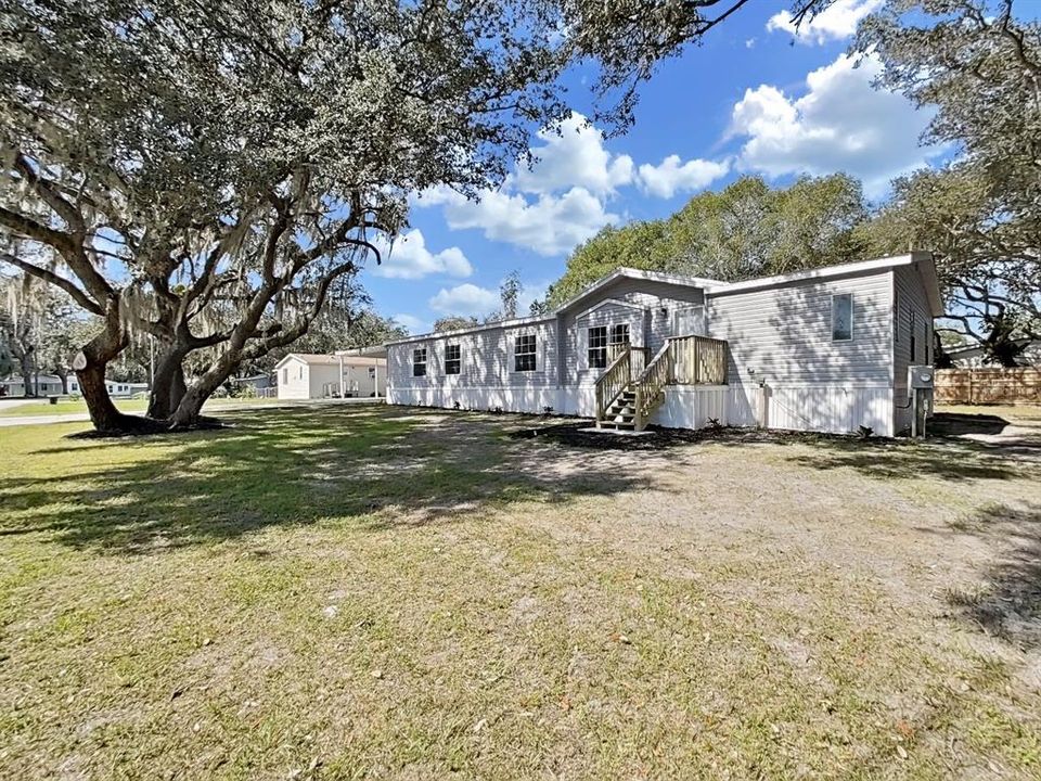 合同活跃: $250,000 (4 贝兹, 3 浴室, 2263 平方英尺)