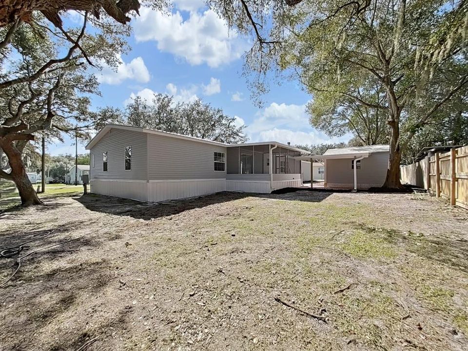 合同活跃: $250,000 (4 贝兹, 3 浴室, 2263 平方英尺)