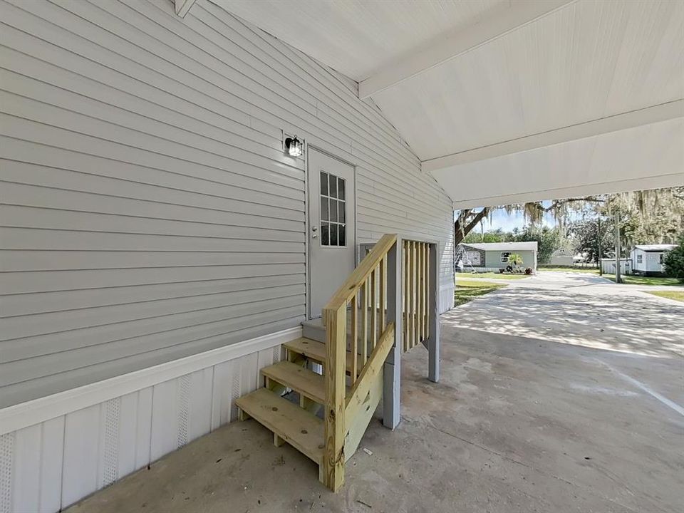 合同活跃: $250,000 (4 贝兹, 3 浴室, 2263 平方英尺)