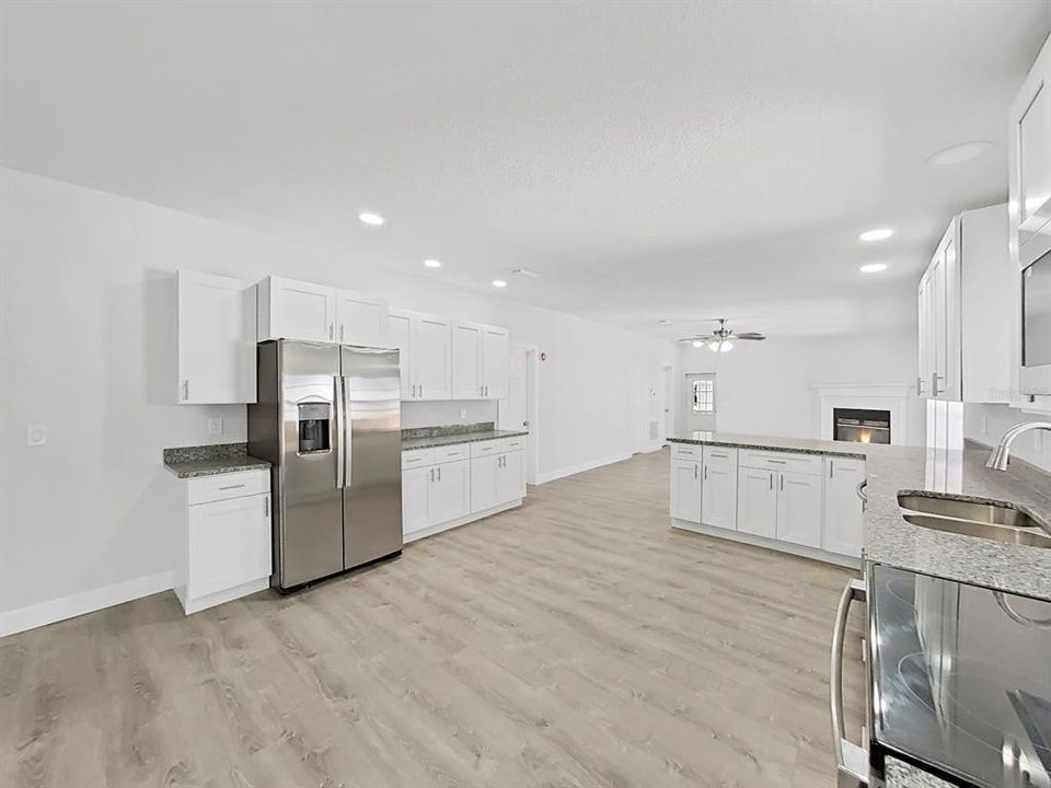 合同活跃: $250,000 (4 贝兹, 3 浴室, 2263 平方英尺)