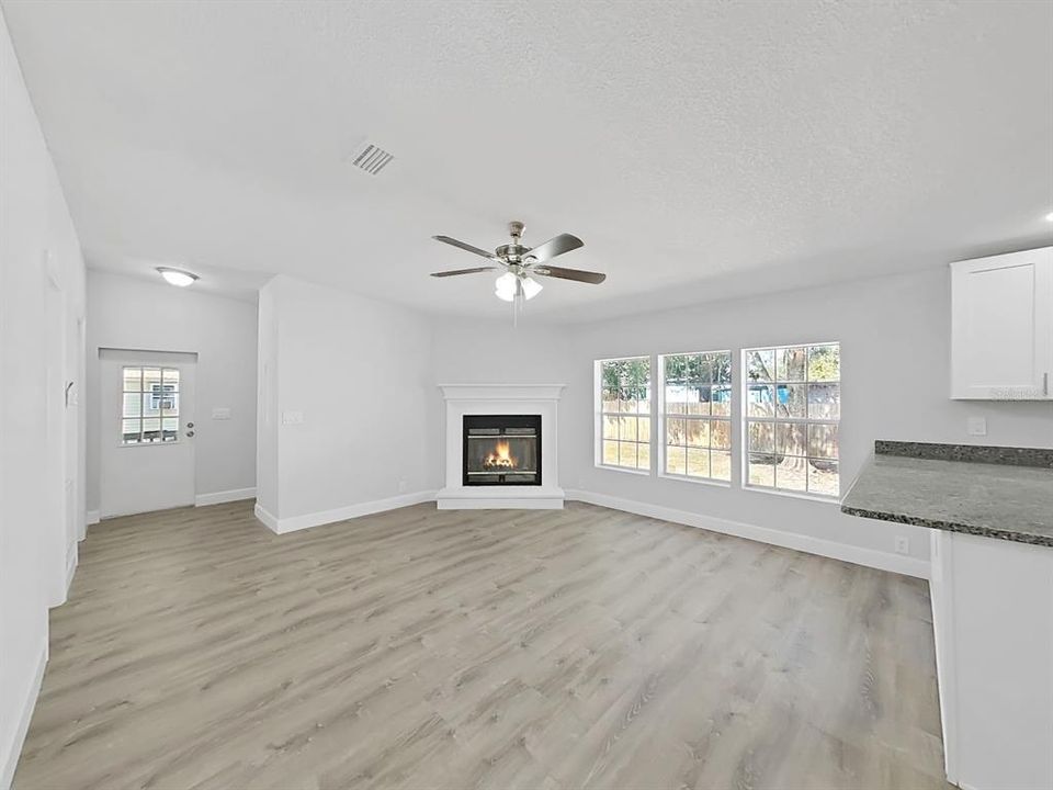 合同活跃: $250,000 (4 贝兹, 3 浴室, 2263 平方英尺)