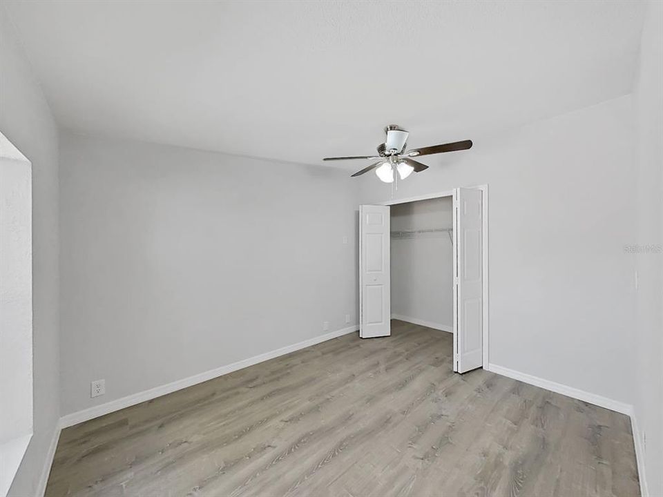 合同活跃: $250,000 (4 贝兹, 3 浴室, 2263 平方英尺)