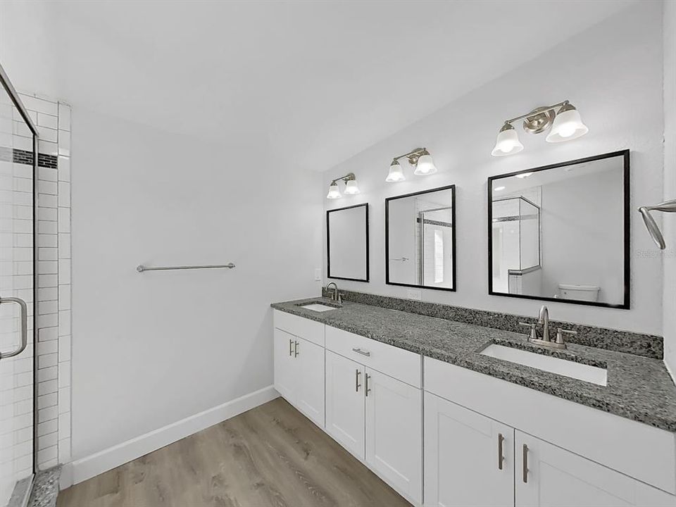 合同活跃: $250,000 (4 贝兹, 3 浴室, 2263 平方英尺)