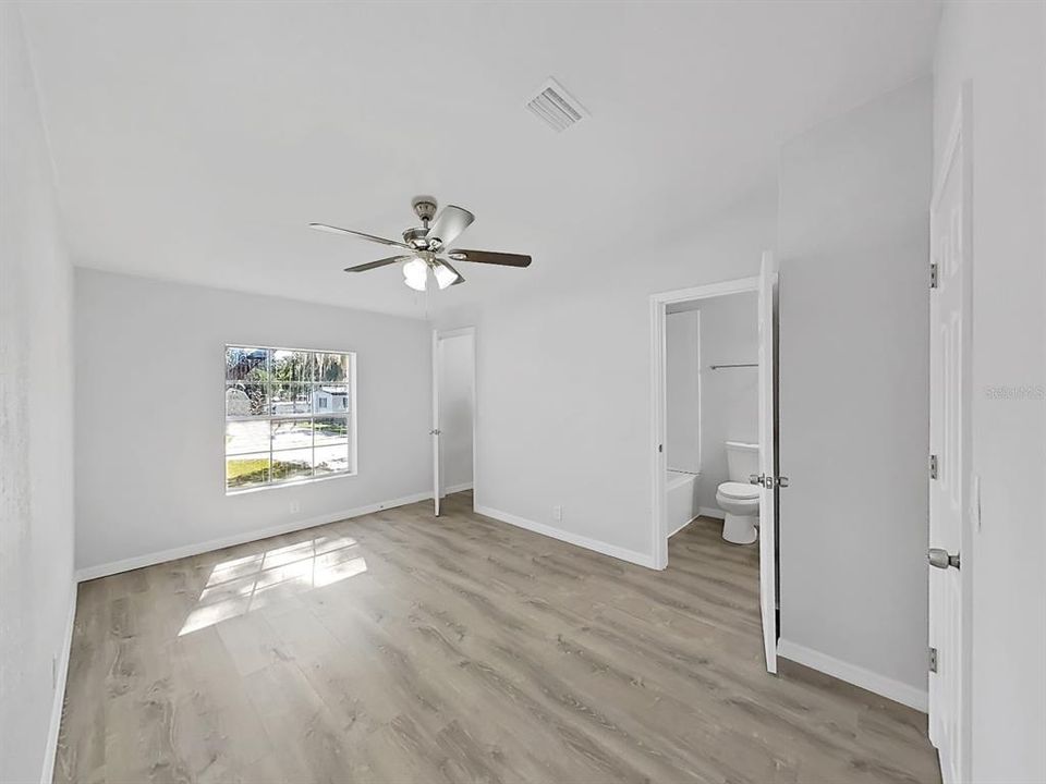 合同活跃: $250,000 (4 贝兹, 3 浴室, 2263 平方英尺)