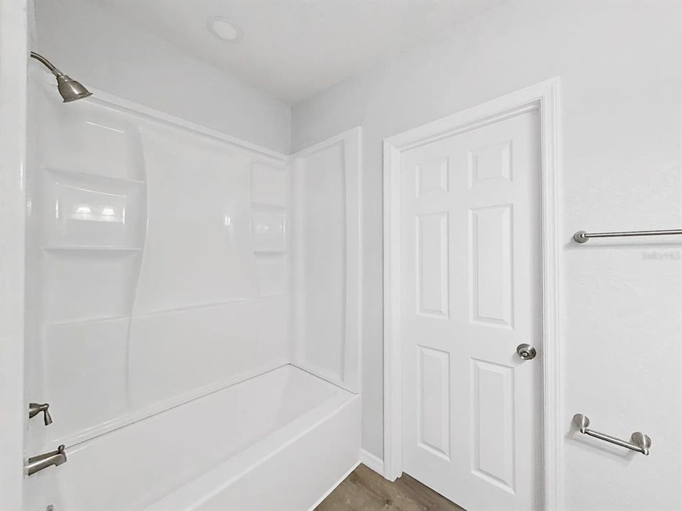 合同活跃: $250,000 (4 贝兹, 3 浴室, 2263 平方英尺)