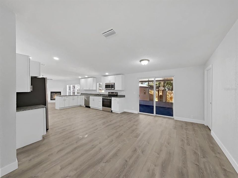 合同活跃: $250,000 (4 贝兹, 3 浴室, 2263 平方英尺)