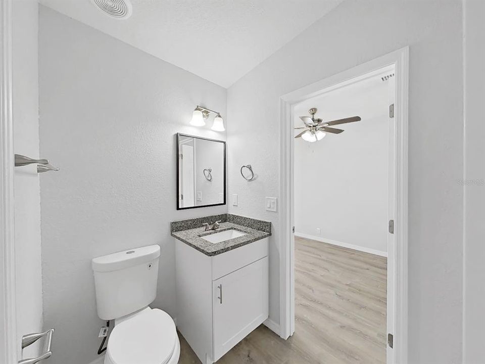 合同活跃: $250,000 (4 贝兹, 3 浴室, 2263 平方英尺)