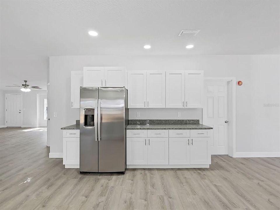 合同活跃: $250,000 (4 贝兹, 3 浴室, 2263 平方英尺)