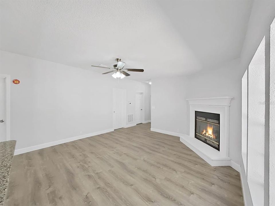 合同活跃: $250,000 (4 贝兹, 3 浴室, 2263 平方英尺)