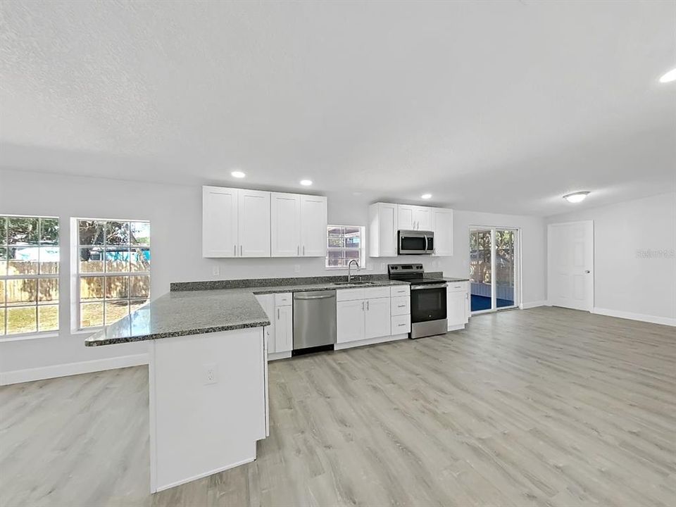 合同活跃: $250,000 (4 贝兹, 3 浴室, 2263 平方英尺)