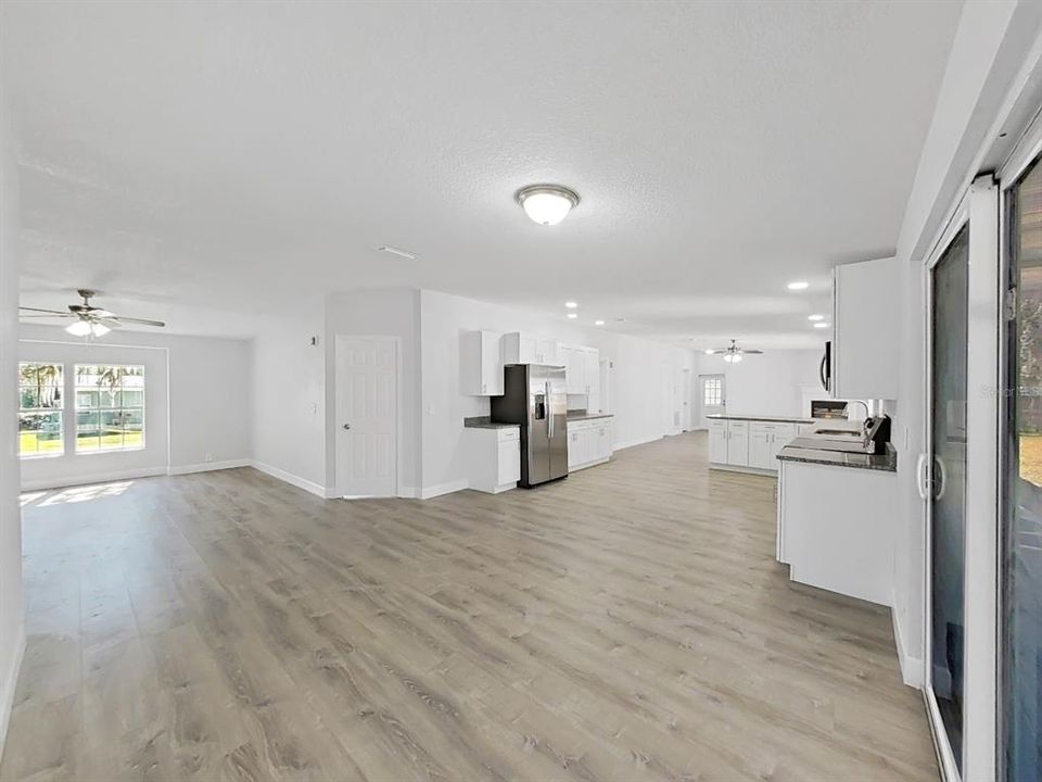 合同活跃: $250,000 (4 贝兹, 3 浴室, 2263 平方英尺)