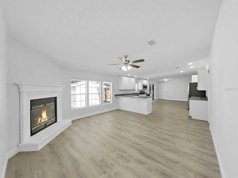 合同活跃: $250,000 (4 贝兹, 3 浴室, 2263 平方英尺)