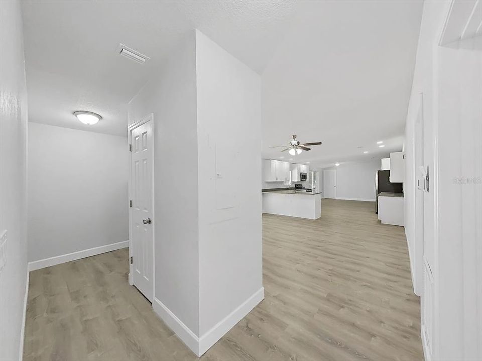 合同活跃: $250,000 (4 贝兹, 3 浴室, 2263 平方英尺)